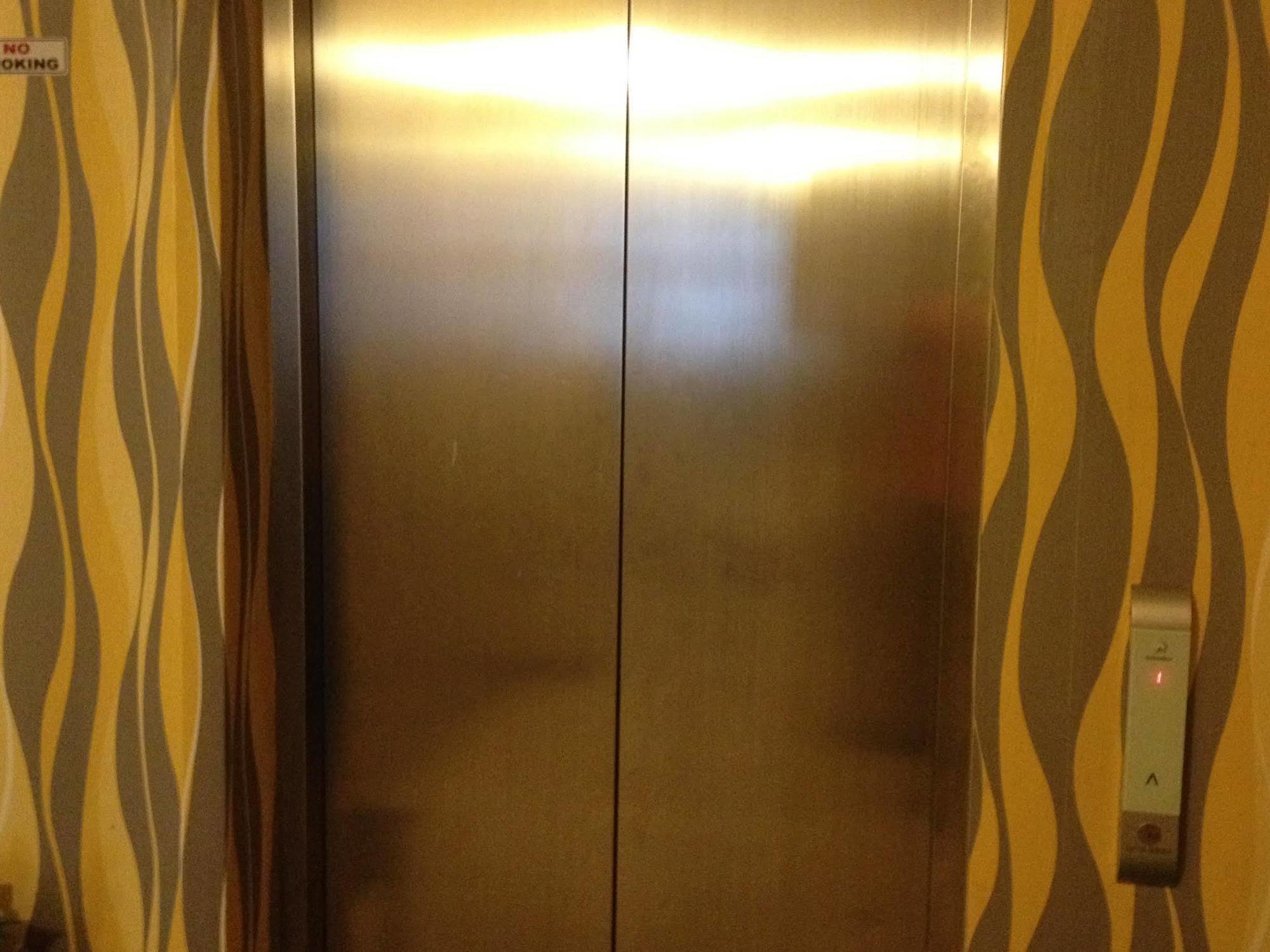Twins Hotel Jakarta Eksteriør billede