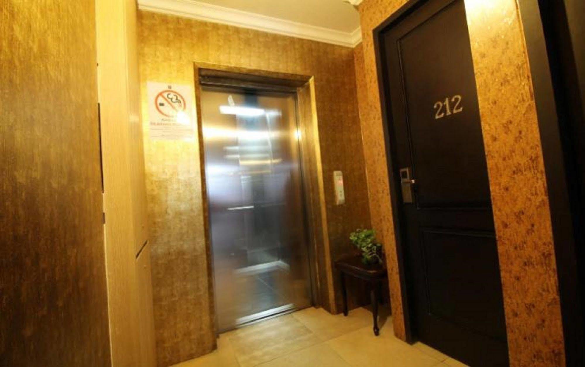 Twins Hotel Jakarta Eksteriør billede